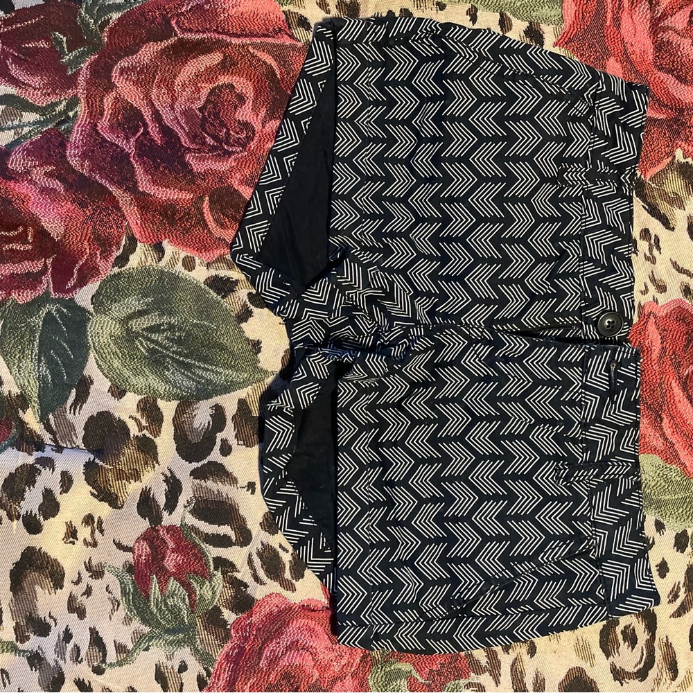 Black and White Chevron Women's Cargo Shorts